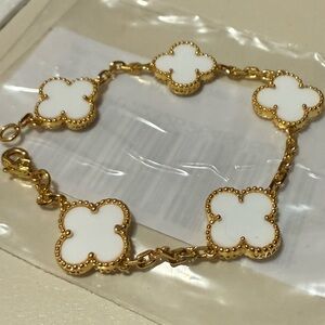Like Van Cleef and Arpels Alhambra bracelet gold and white clover